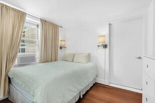 20 E 9th St in New York, NY - Building Photo