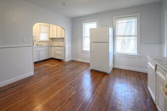 1592 Corbin Ave, Unit 2 in New Britain, CT - Foto de edificio - Building Photo