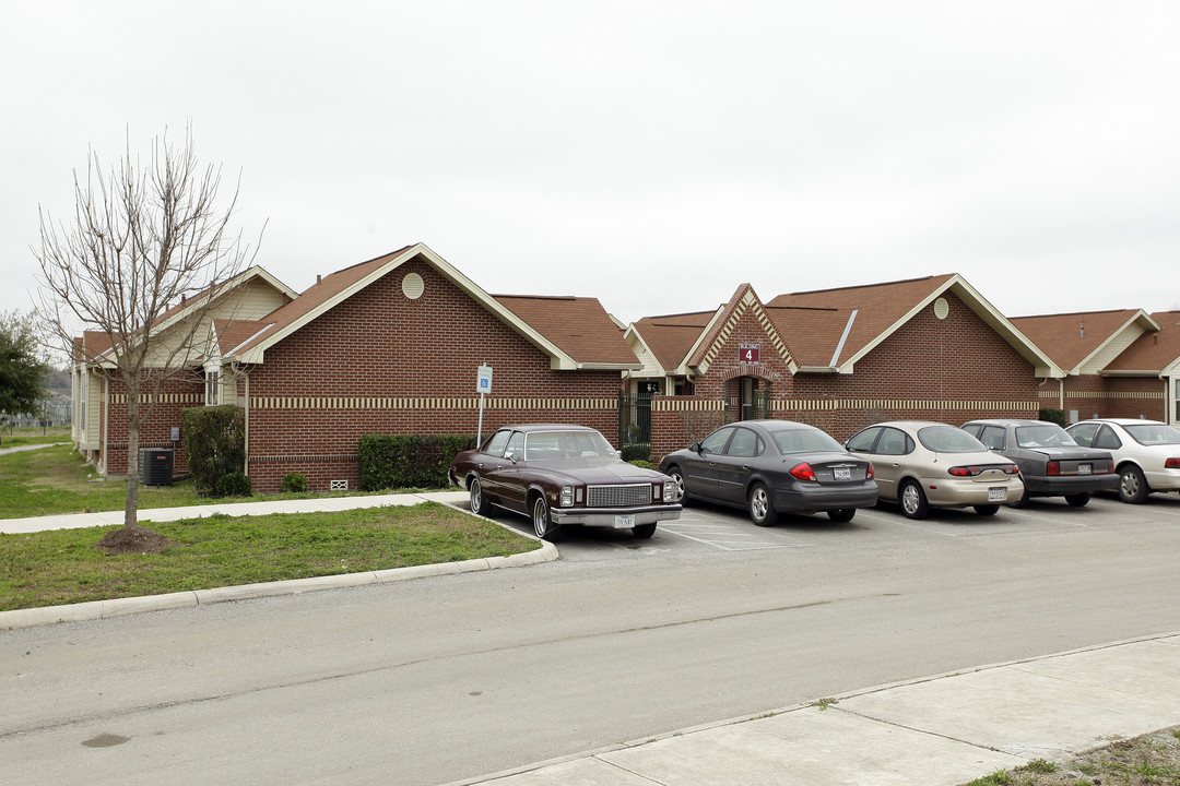 Springview Manor in San Antonio, TX - Building Photo