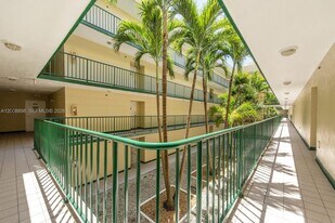 8320 NW 8th St in Miami, FL - Building Photo
