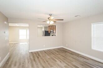 7249 Huckaby Ave in Las Vegas, NV - Building Photo - Building Photo