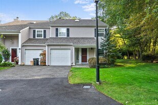 133 Boathouse Ln in Bay Shore, NY - Building Photo