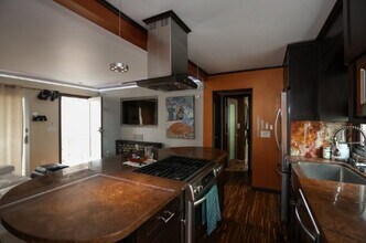 64 The Strand, Unit 64 in Hermosa Beach, CA - Building Photo - Building Photo