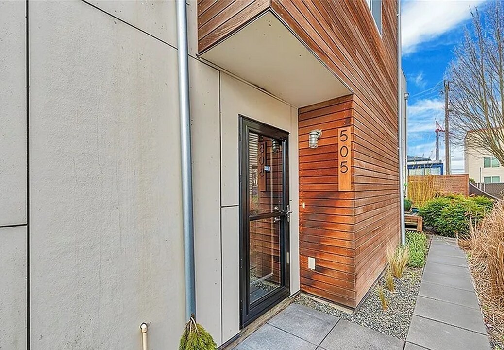 505 S Cloverdale St in Seattle, WA - Building Photo