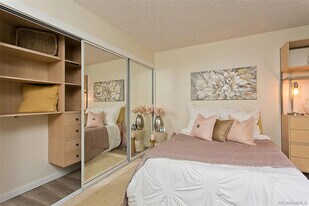 501 Hahaione St in Honolulu, HI - Building Photo