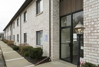 Foster Road Apartments in North Versailles, PA - Foto de edificio - Building Photo