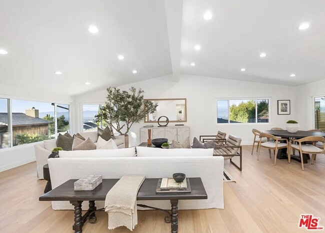 3852 Sherview Dr in Los Angeles, CA - Building Photo - Building Photo