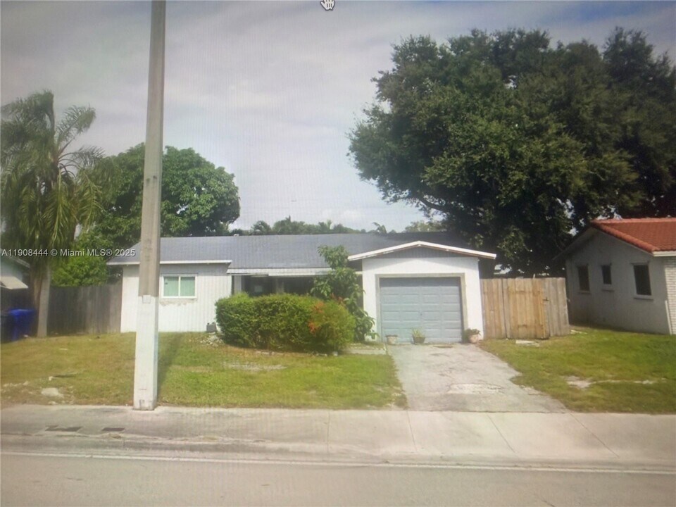 6727 Sheridan St in Hollywood, FL - Building Photo