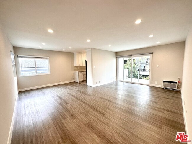 1051 S Sherbourne Dr in Los Angeles, CA - Building Photo - Building Photo