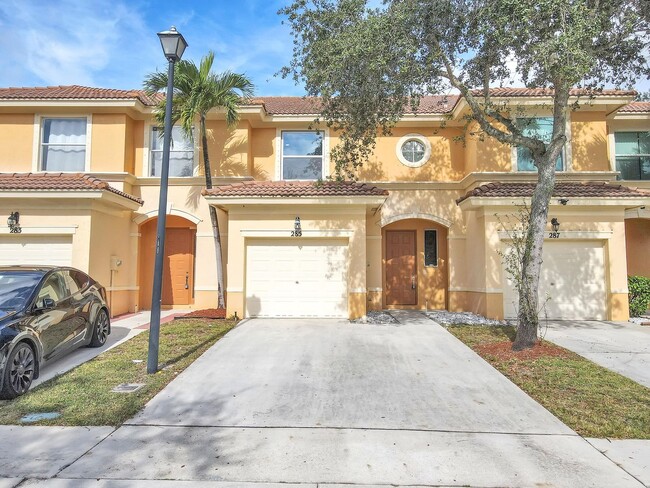 285 River Bluff Ln in Royal Palm Beach, FL - Foto de edificio - Building Photo