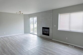 6475 Whispering Loop, Unit B in Anchorage, AK - Foto de edificio - Building Photo