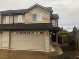 857 S 8th St in Harrisburg, OR - Building Photo