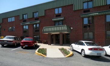 120 E Franklin St in Ephrata, PA - Foto de edificio - Building Photo