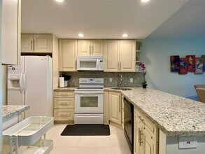 3800 Oaks Clubhouse Dr in Pompano Beach, FL - Building Photo - Building Photo