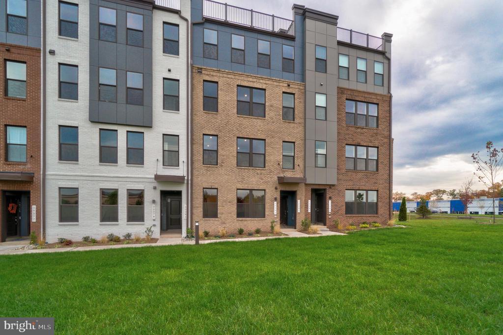 20285 Newfoundland Sq in Ashburn, VA - Foto de edificio