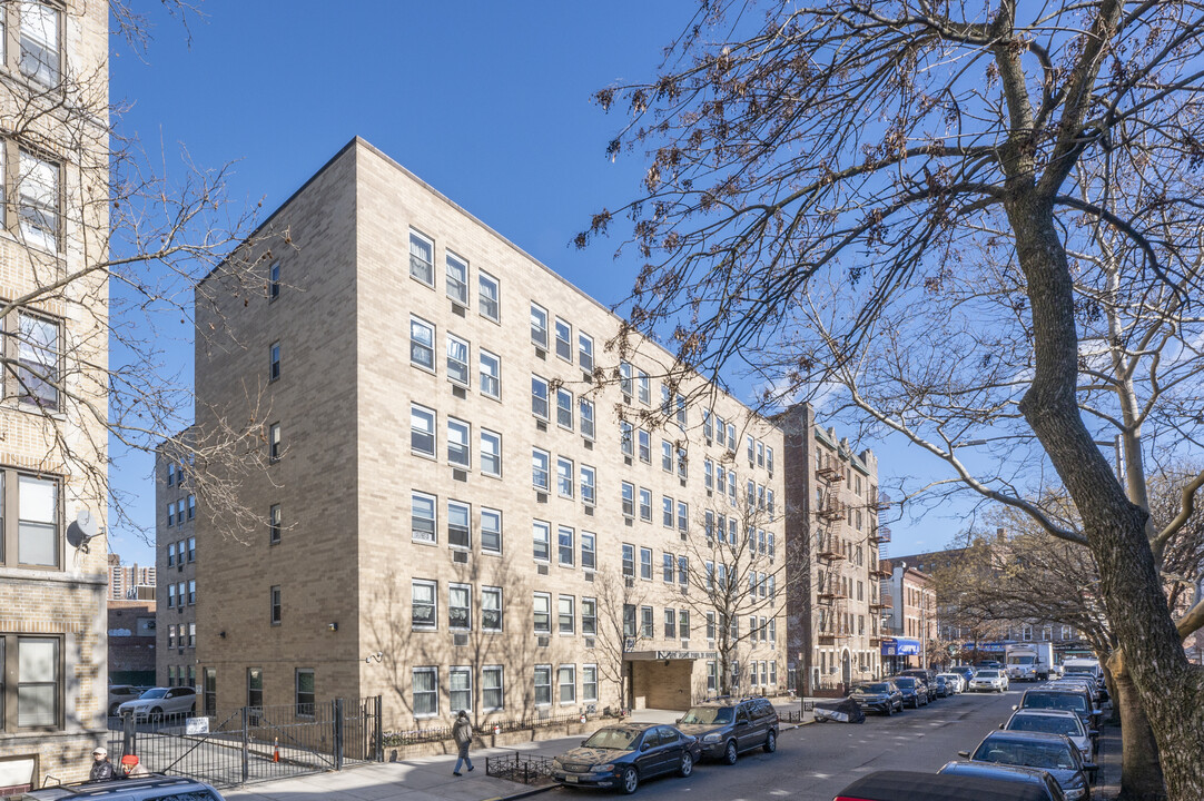 Pope John Paul II House in Brooklyn, NY - Foto de edificio