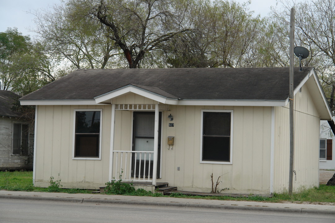 927 King Ave in Kingsville, TX - Foto de edificio