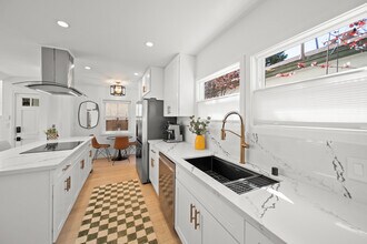 906 Victoria Ave in Venice, CA - Foto de edificio - Building Photo