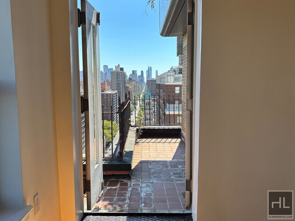 AMSTERDAM AVENUE in New York, NY - Building Photo