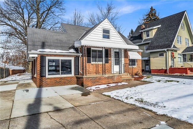 27681 Lakeshore Blvd in Euclid, OH - Foto de edificio - Building Photo