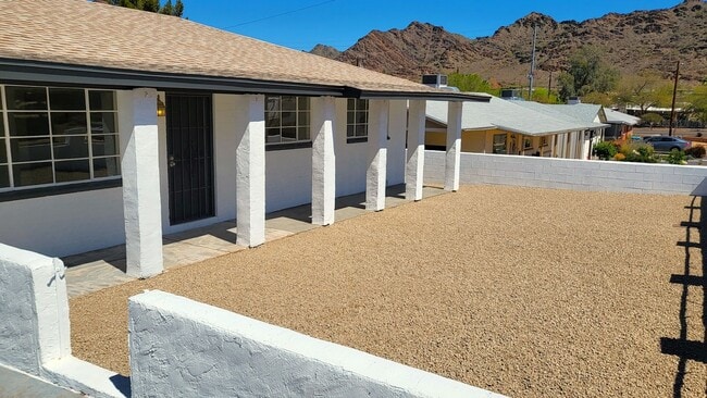 1128 E Orchid Ln in Phoenix, AZ - Building Photo - Building Photo