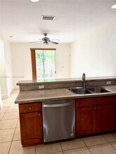 10747 NW 76th Ln in Doral, FL - Foto de edificio - Building Photo