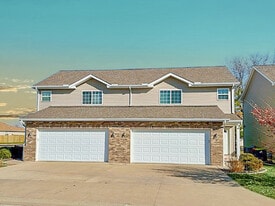 Chelsea Townhouses in Morton, IL - Building Photo