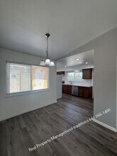 1020 W Ave J14 in Lancaster, CA - Foto de edificio - Building Photo