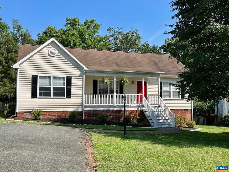 1087 Wintergreen Ln in Charlottesville, VA - Building Photo