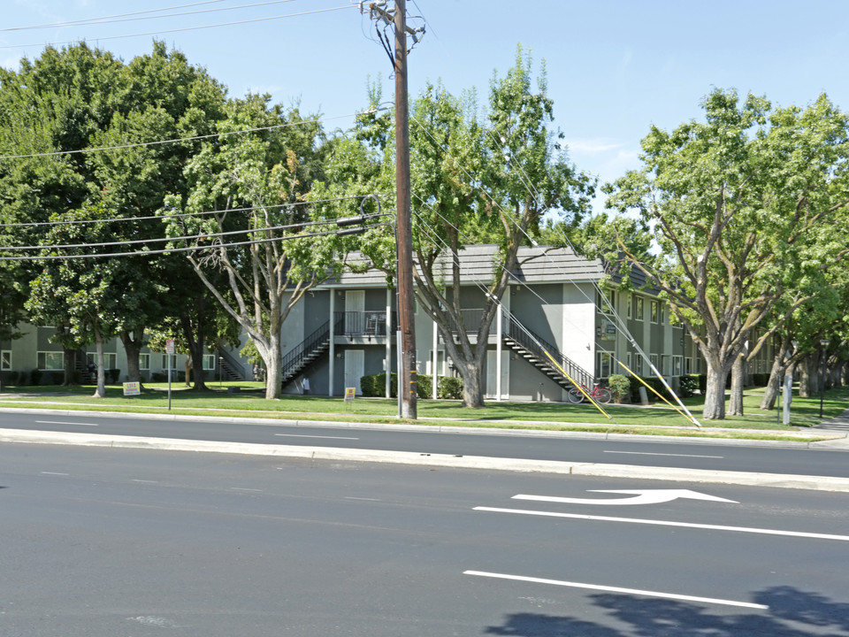 El Cazador in Fresno, CA - Building Photo