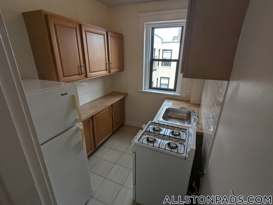 1152 Commonwealth Ave in Boston, MA - Building Photo