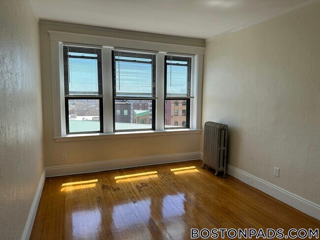 17-19 Washington St., Unit 512 in Malden, MA - Foto de edificio - Building Photo