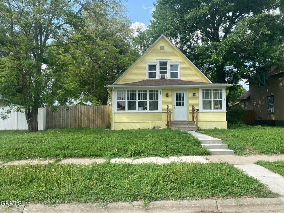 632 2nd St SW in Jamestown, ND - Building Photo