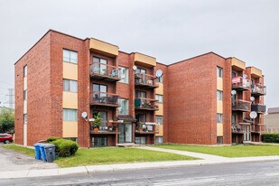 5205 Notre-Dame Boul in Laval, QC - Building Photo