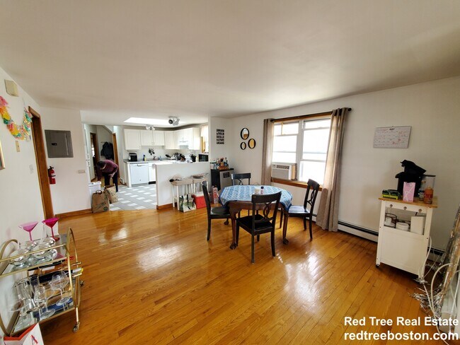 66 Brooks St, Unit 3 in Boston, MA - Building Photo - Building Photo