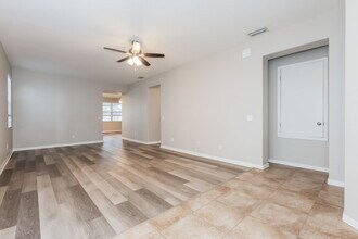 11171 Golden Silence Dr, Unit 525 in Riverview, FL - Foto de edificio - Building Photo