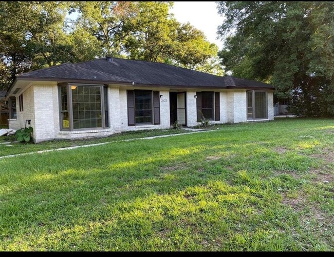 property at 2623 N Woodloch St