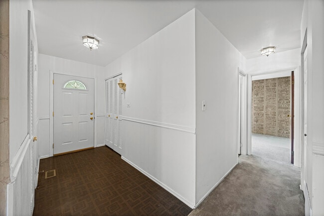 21W256 Briarcliff Rd in Lombard, IL - Building Photo - Building Photo