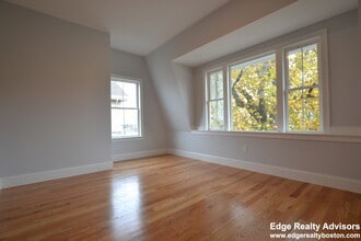 7 Sparhawk St, Unit 1 in Boston, MA - Foto de edificio - Building Photo