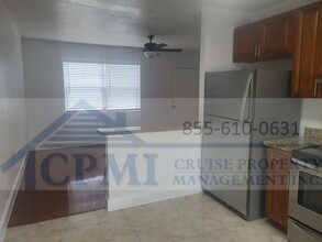 435 - 437 NW 34th St in Miami, FL - Building Photo - Interior Photo