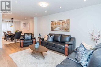 43 Donisi Ave in Vaughan, ON - Building Photo - Building Photo