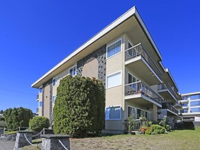 1270 Foster St in White Rock, BC - Building Photo - Building Photo