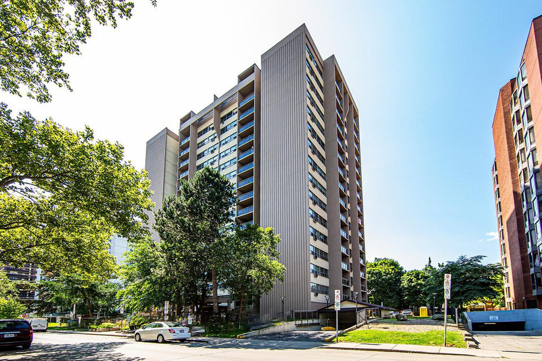 Robinson Place Apartments in Hamilton, ON - Building Photo