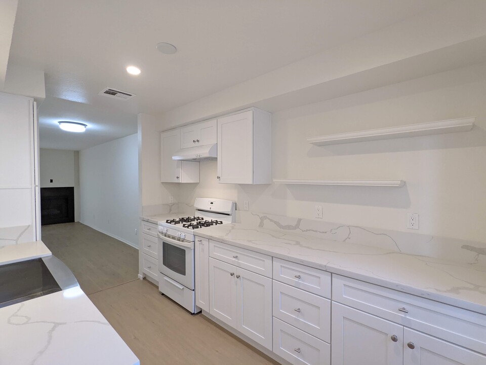 5805 Whitsett Ave, Unit 111 in Valley Village, CA - Building Photo