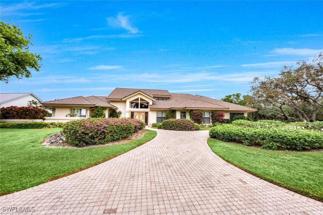 717 Bob White Ln in Naples, FL - Building Photo