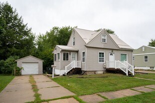 1927 Olive St in Cedar Falls, IA - Building Photo