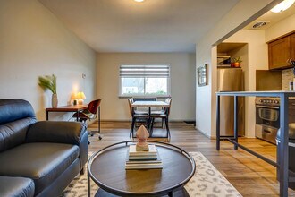 407 S 94th Pl in Milwaukee, WI - Foto de edificio - Building Photo