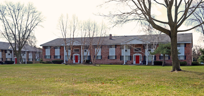 Applewood Village Apartments in Greendale, WI - Building Photo - Building Photo