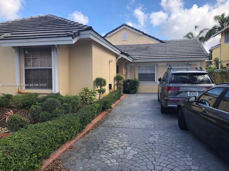 9810 NW 47th Terrace in Doral, FL - Building Photo