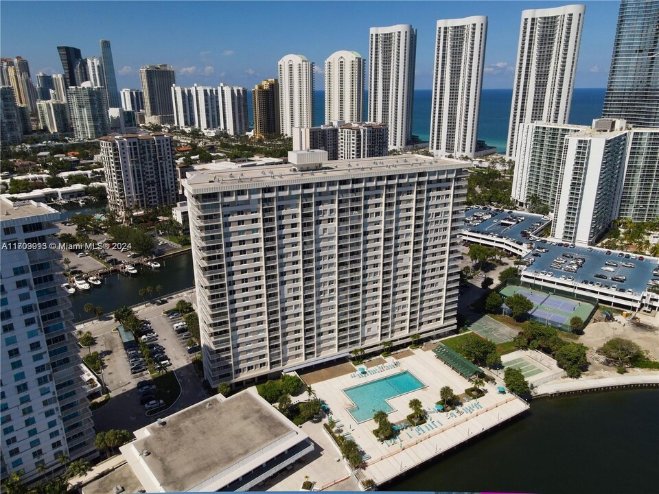 300 Bayview Dr, Unit 216 in Sunny Isles Beach, FL - Foto de edificio